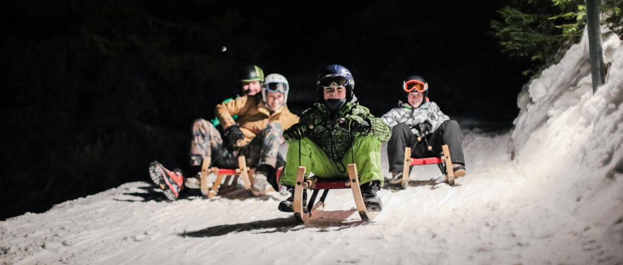 Nachtrodeln Winterferien mit Kindern Schweiz | © Ferienregion Lenzerheide / Johannes Fredheim