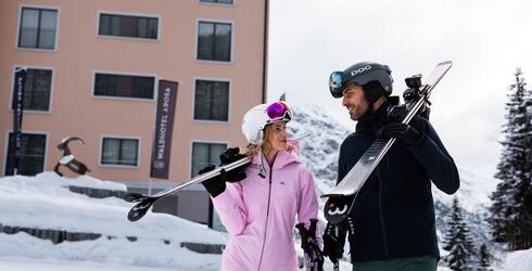 Pärchen im Skiurlaub Lenzerheide