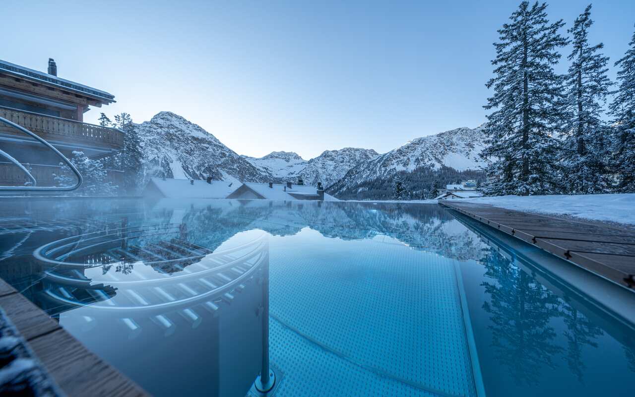 Hotel mit Infinity Pool im Winter