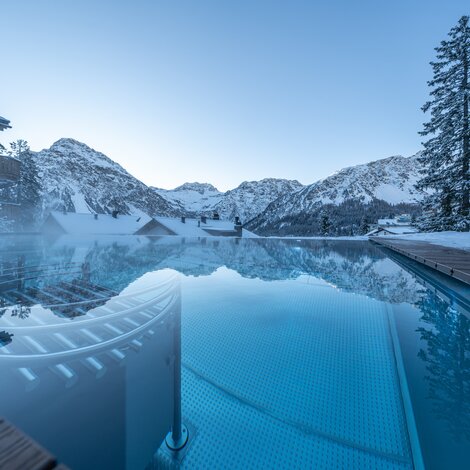 Hotel mit Infinity Pool im Winter